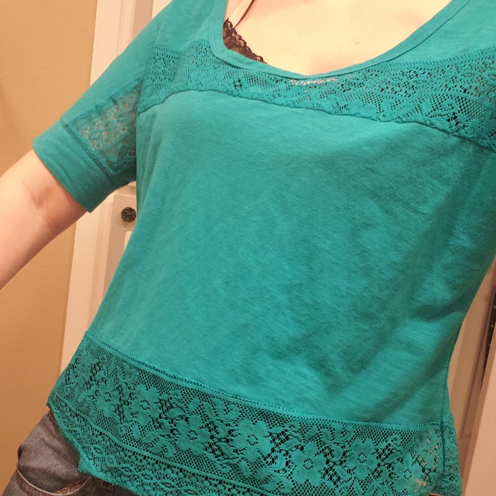 So brand lace detailed look large short layered top